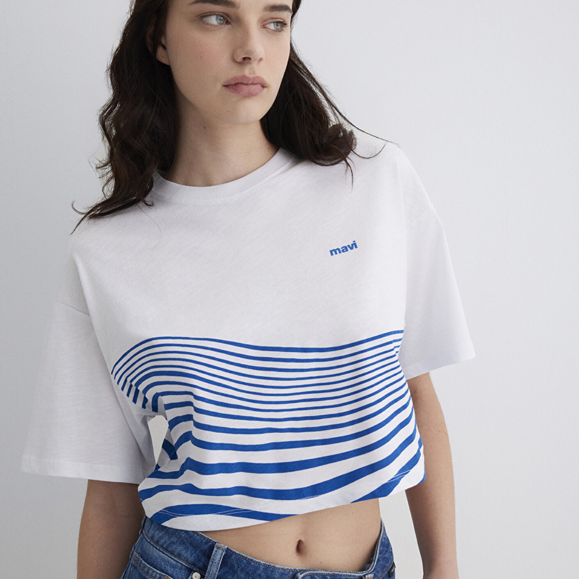 Mavi Baskılı Beyaz Tişört Crop / Kısa Kesim 1613434-620