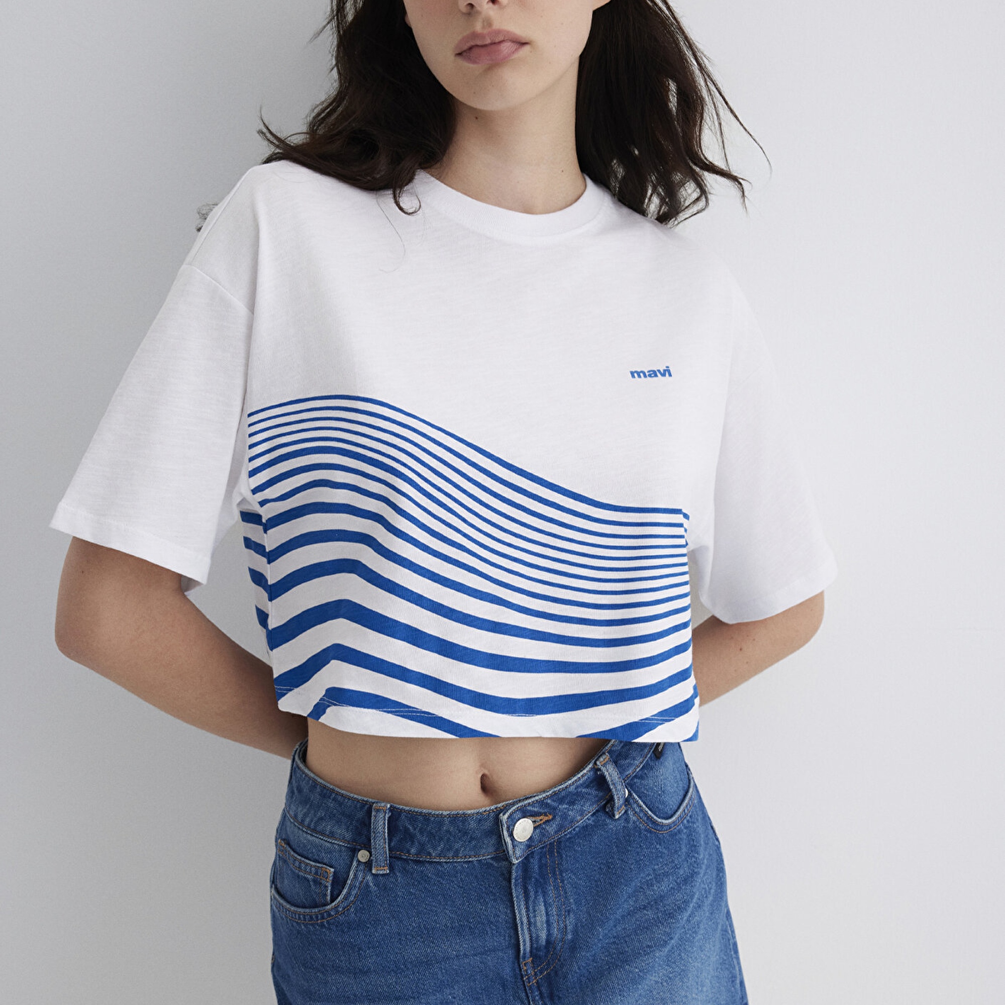 Mavi Baskılı Beyaz Tişört Crop / Kısa Kesim 1613434-620