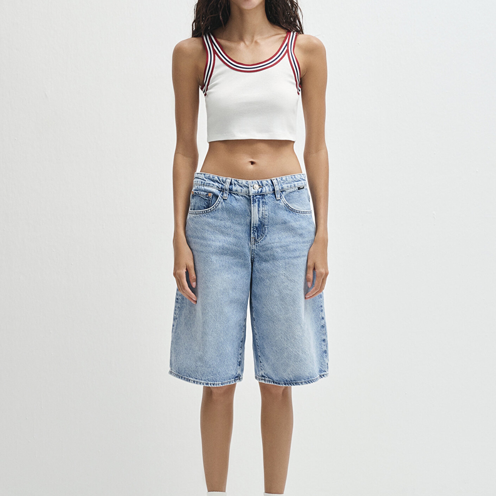 Mavi Biye Detaylı Beyaz Crop Atlet Crop / Kısa Kesim 1613435-70057