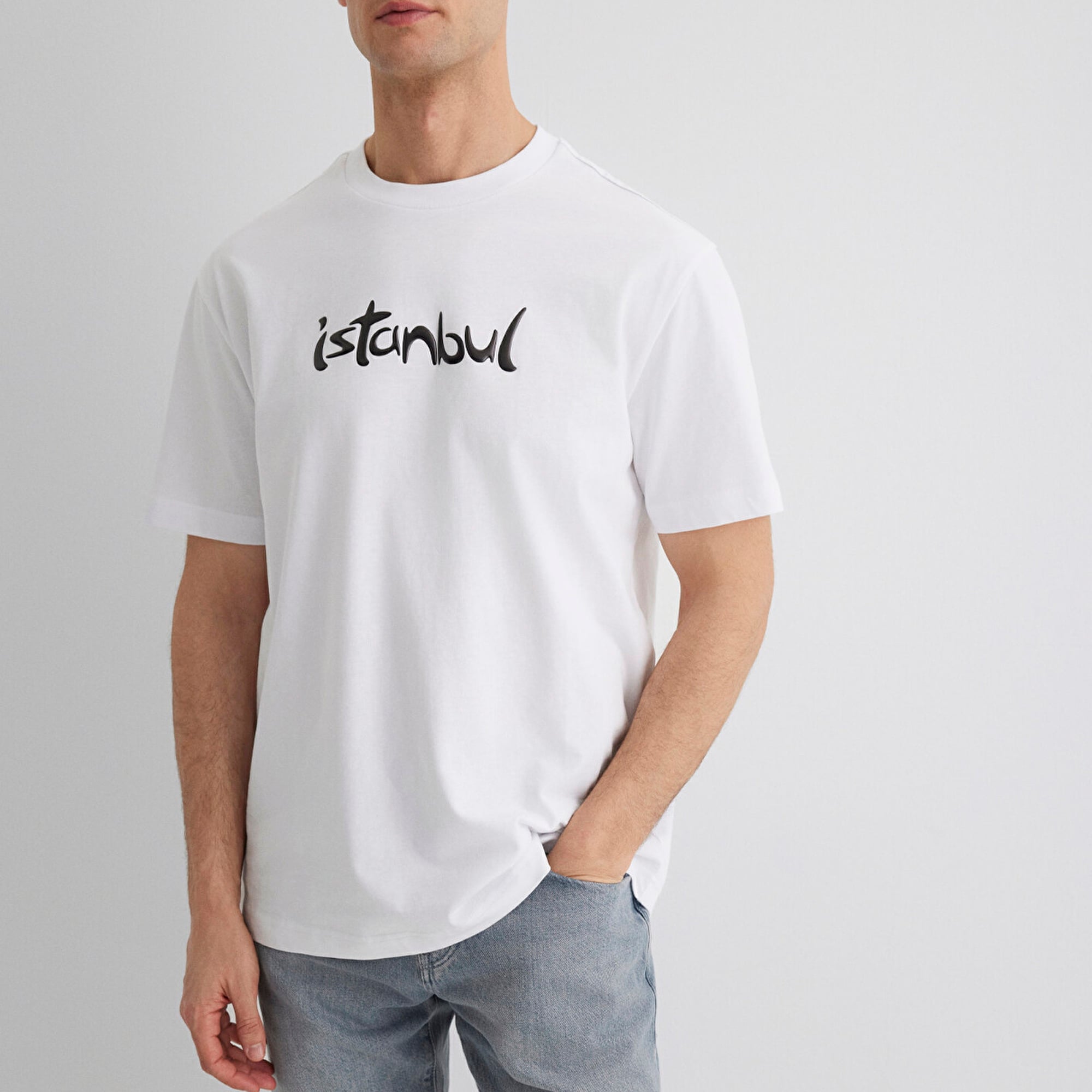 Mavi İstanbul Baskılı Beyaz Tişört Loose Fit / Bol Rahat Kesim 0613002-620