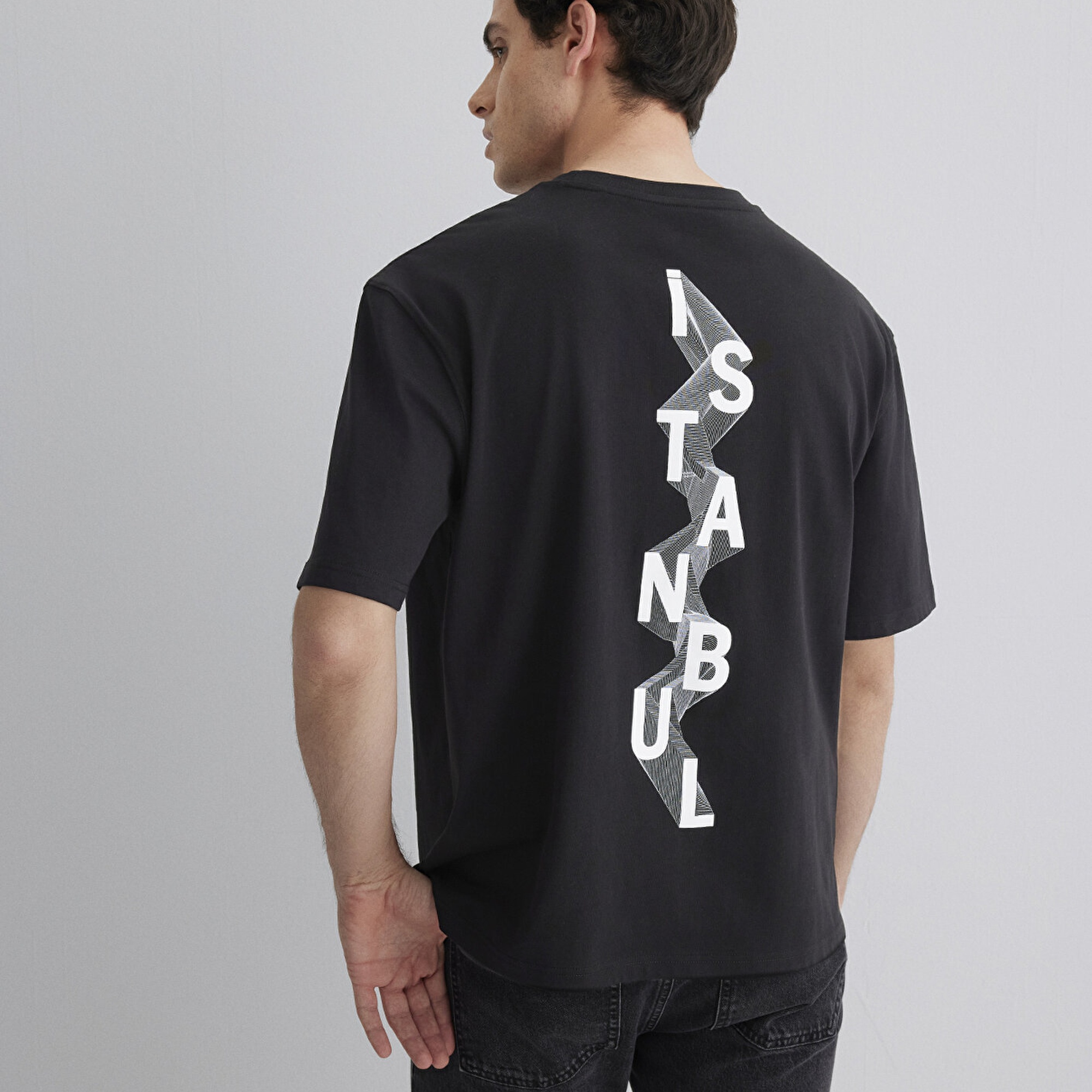 Mavi İstanbul Baskılı Siyah Tişört Relaxed Fit / Rahat Kesim 0613001-71379