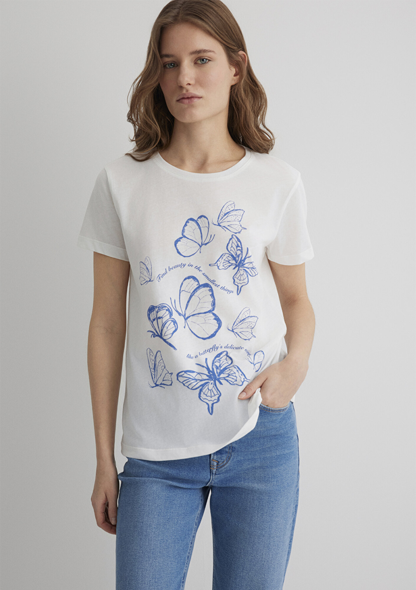  Mavi Kelebek Baskılı Beyaz Tişört Semi Slim Fit / Yarı Dar Kesim 1613455-70057