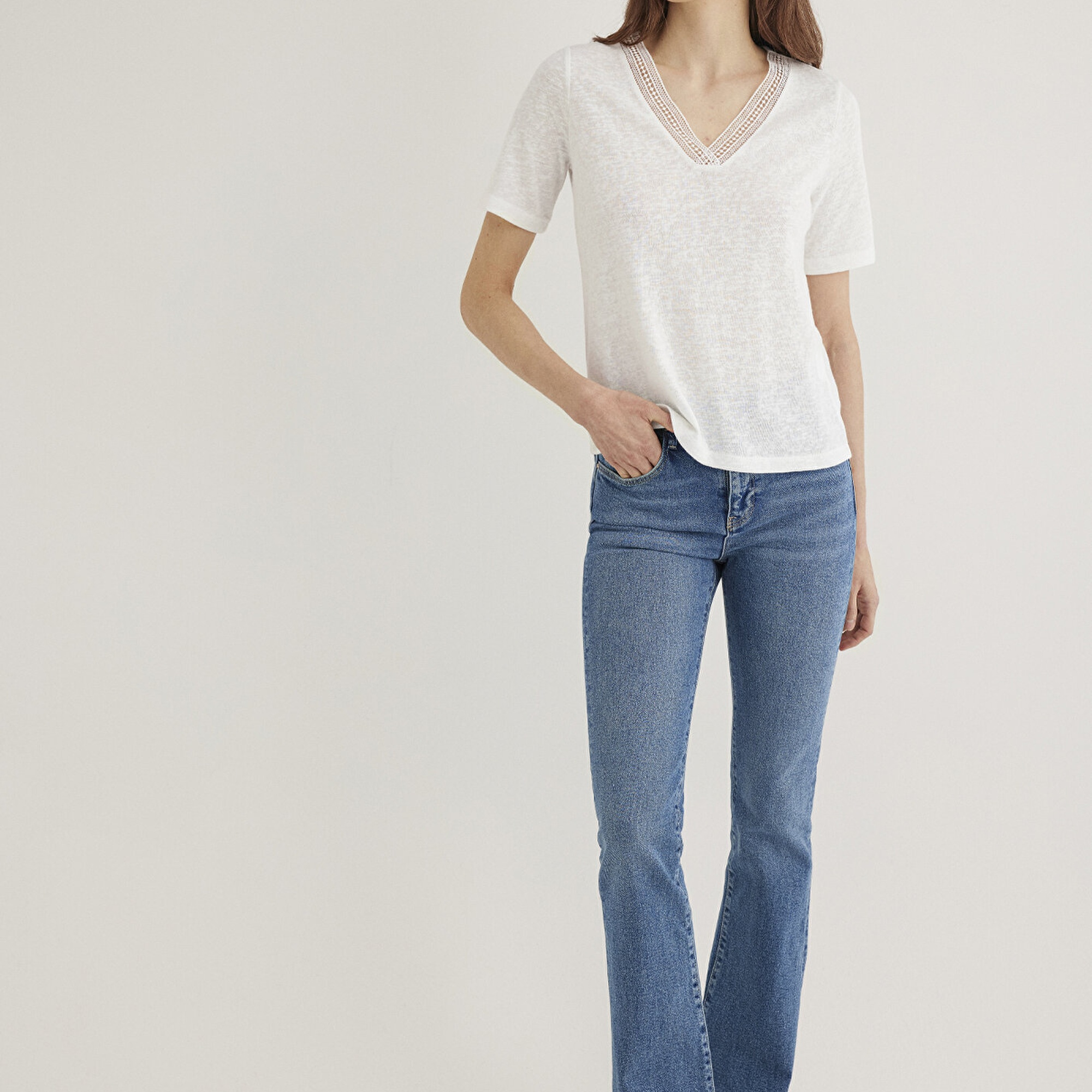 Mavi Dantel Detaylı V Yaka Beyaz Tişört Regular Fit / Normal Kesim 1613130-70057