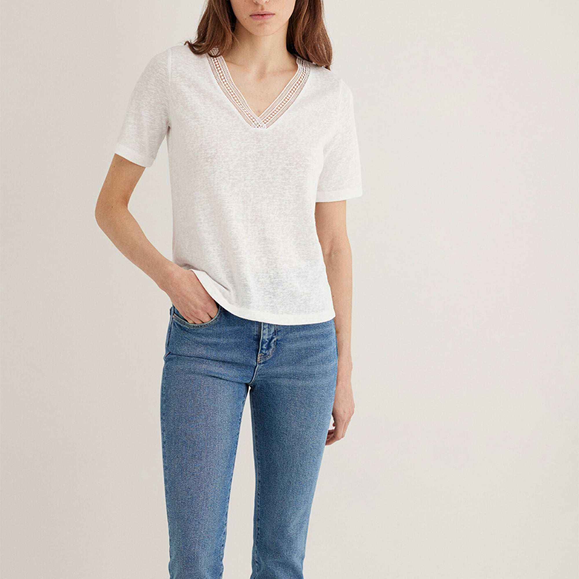 Mavi Dantel Detaylı V Yaka Beyaz Tişört Regular Fit / Normal Kesim 1613130-70057