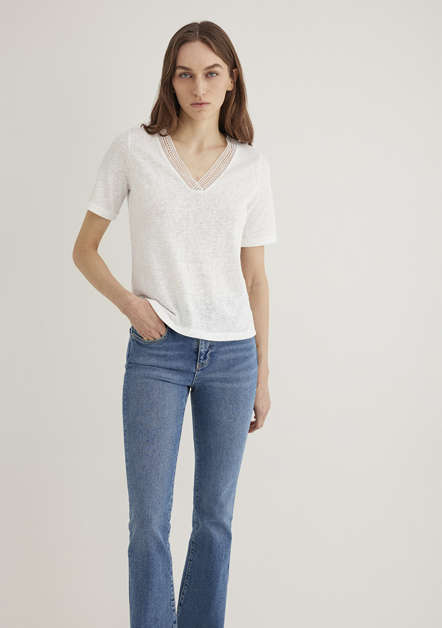  Mavi Dantel Detaylı V Yaka Beyaz Tişört Regular Fit / Normal Kesim 1613130-70057