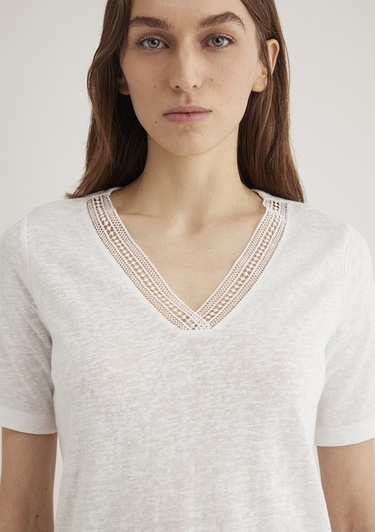  Mavi Dantel Detaylı V Yaka Beyaz Tişört Regular Fit / Normal Kesim 1613130-70057