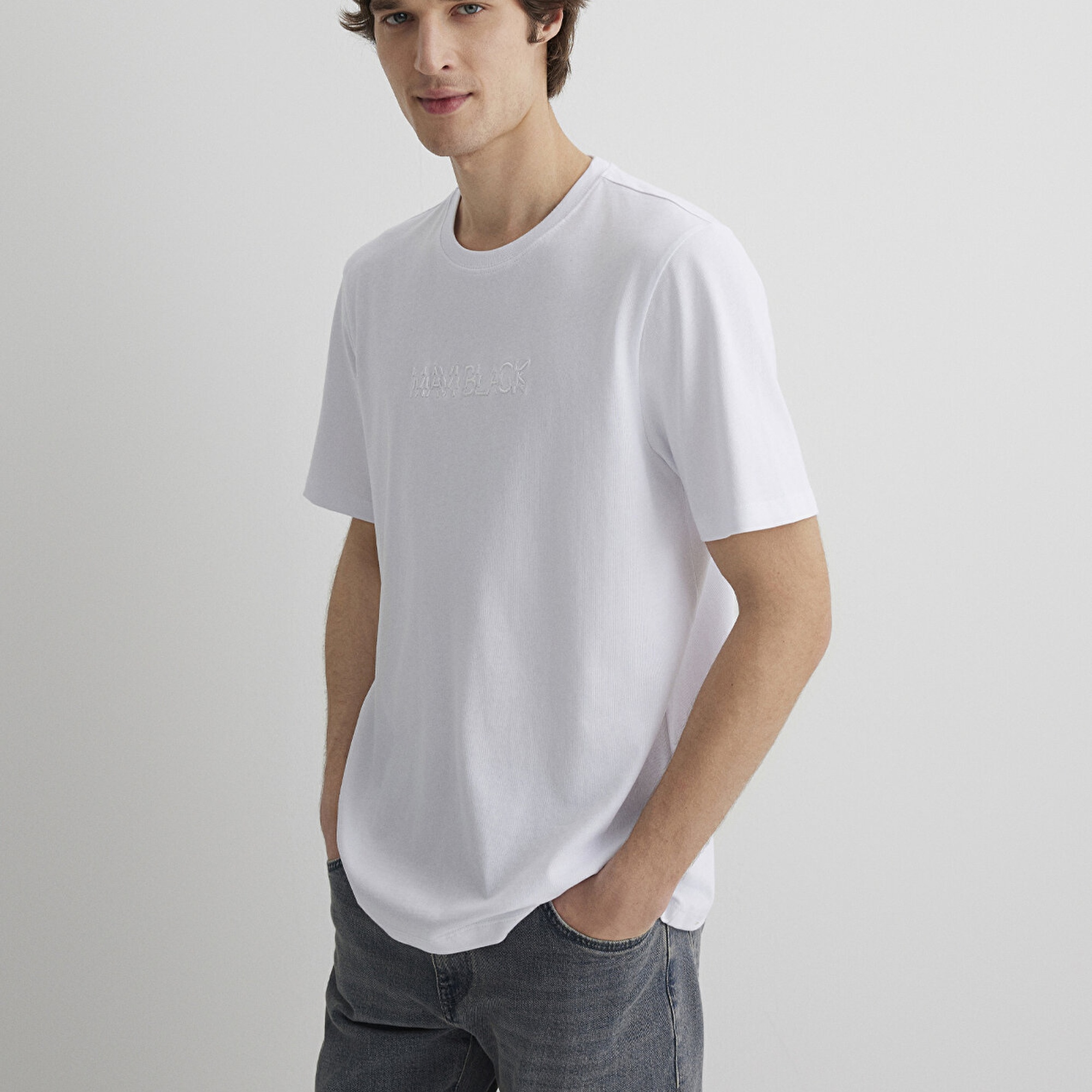 Mavi Mavi Black Nakışlı Beyaz Tişört Regular Fit / Normal Kesim 0612644-620