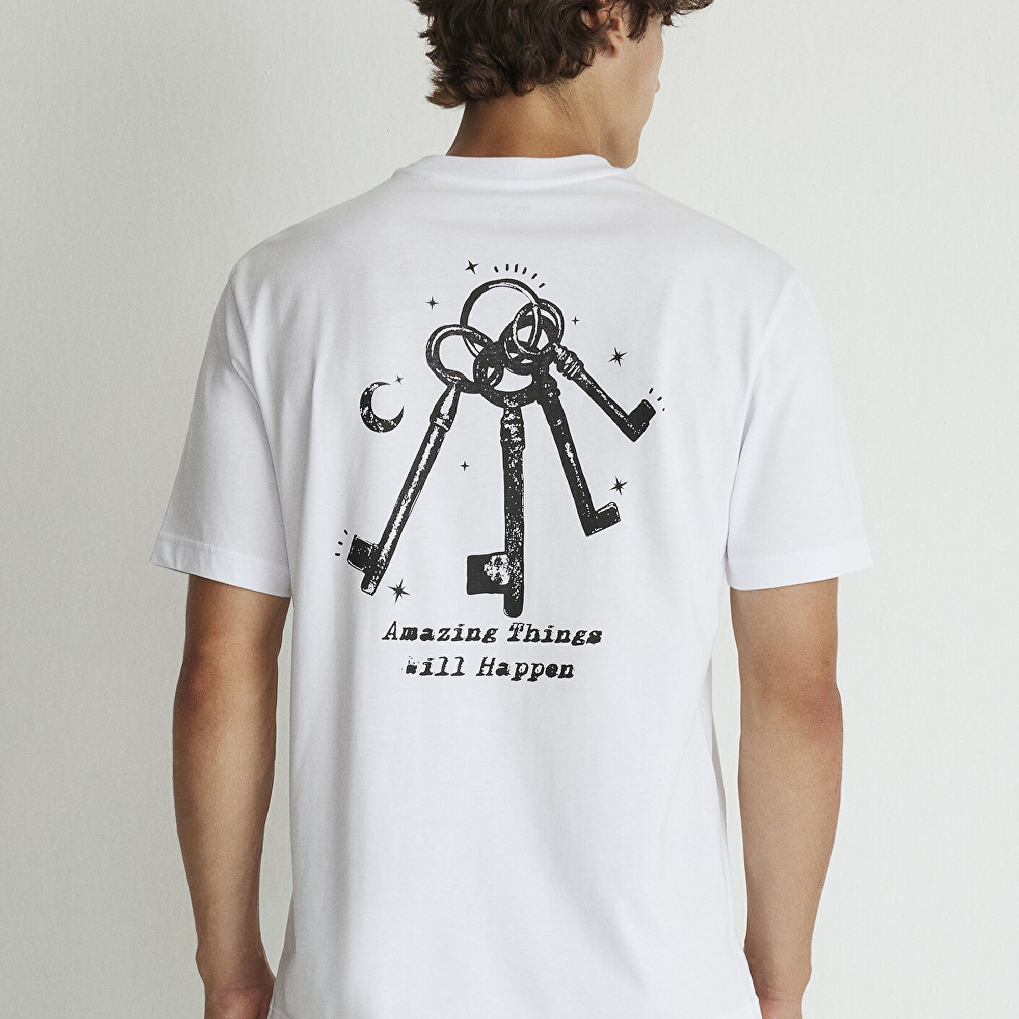 Mavi Sırt Baskılı Beyaz Tişört Loose Fit / Bol Rahat Kesim 0612456-620