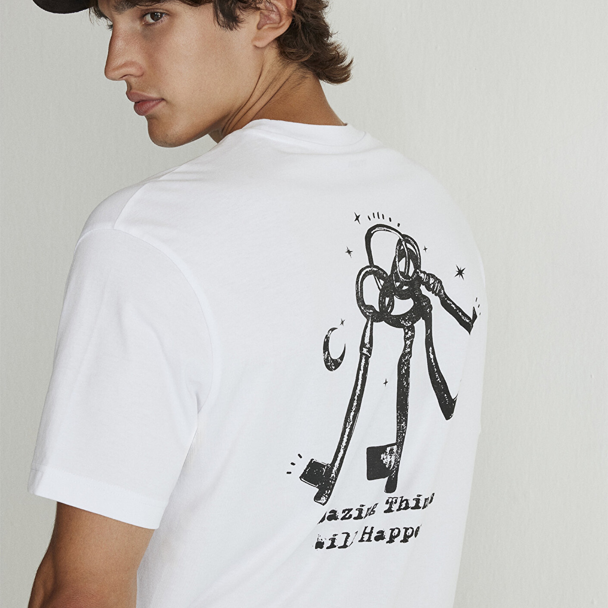 Mavi Sırt Baskılı Beyaz Tişört Loose Fit / Bol Rahat Kesim 0612456-620