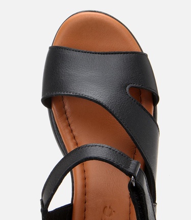  Kadın Deri Siyah Dolgu Topuklu Sandalet