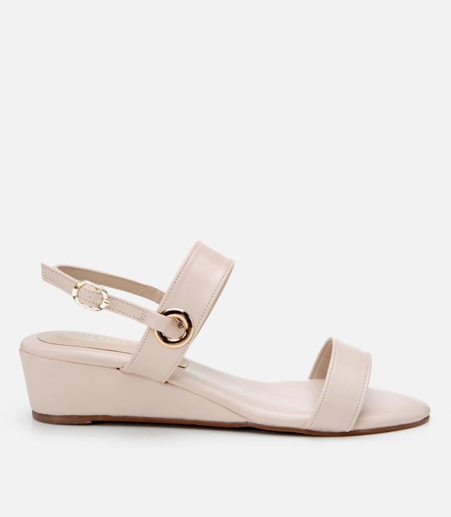  Kadın Bej Dolgu Topuklu Sandalet