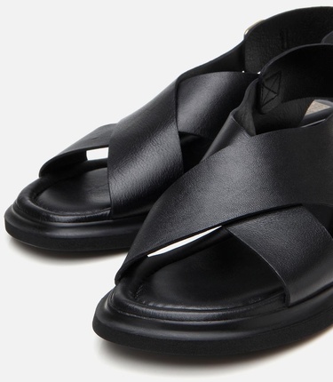  Kadın Deri Siyah Kemerli Düz Sandalet