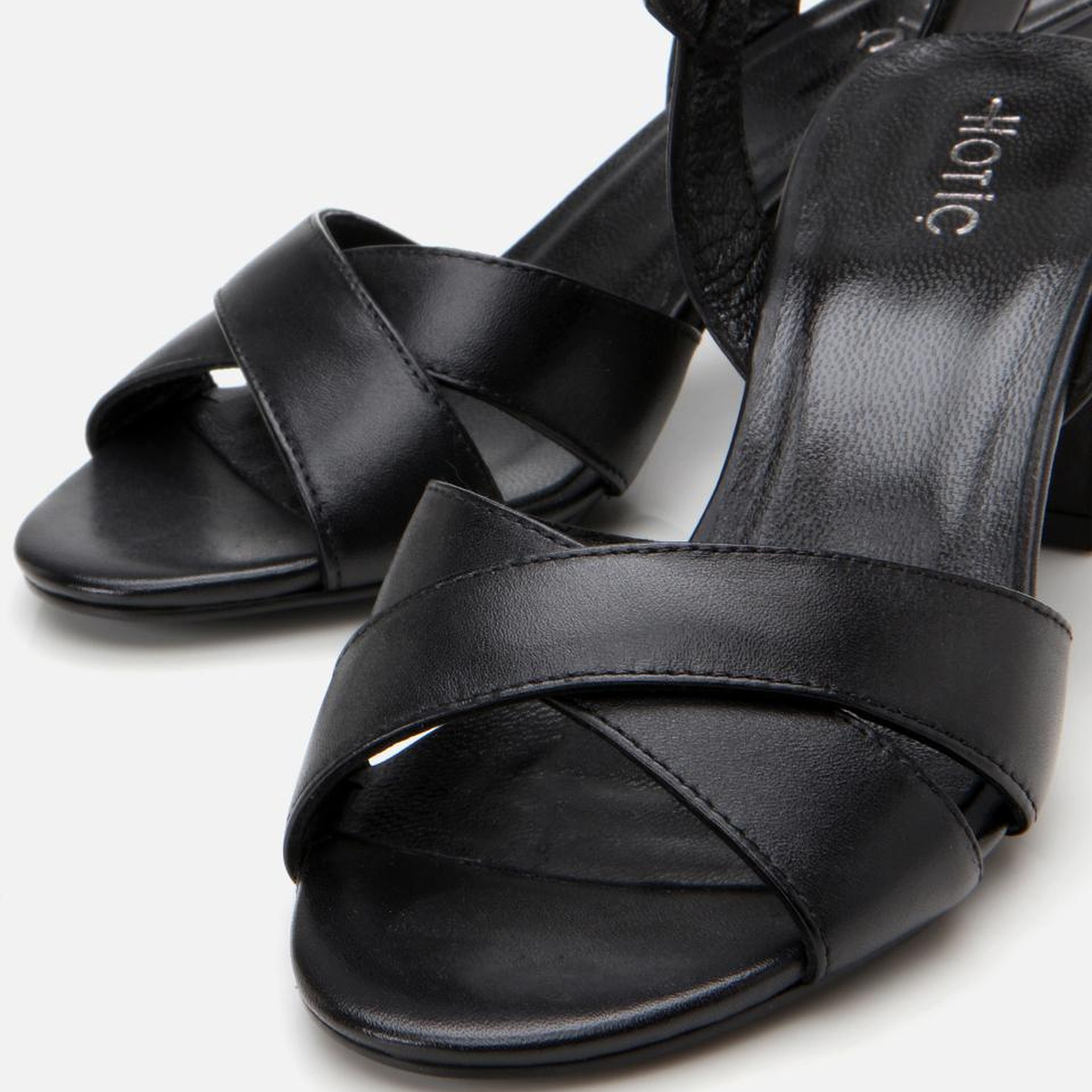 Kadın Deri Siyah Kemerli Kalın Topuklu Sandalet