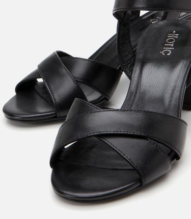  Kadın Deri Siyah Kemerli Kalın Topuklu Sandalet