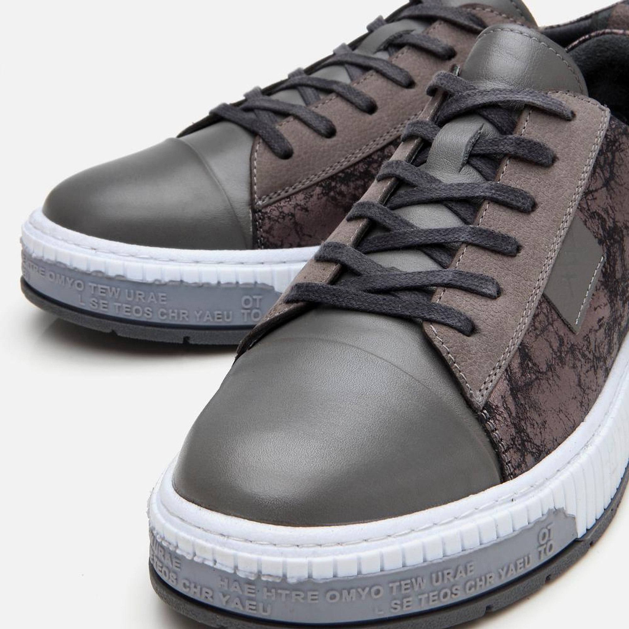 Erkek Deri Gri Baskılı Spor Ayakkabı