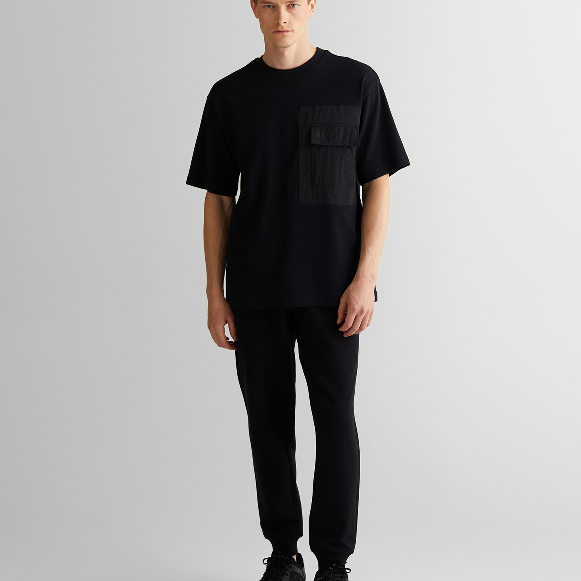 GANT Erkek Siyah Relaxed Fit Bisiklet Yaka Logolu T-Shirt