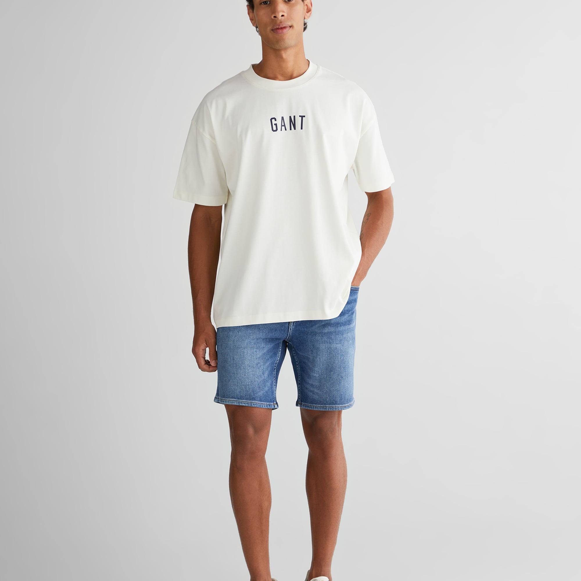 GANT Erkek Krem Relaxed Fit Bisiklet Yaka Logolu T-Shirt