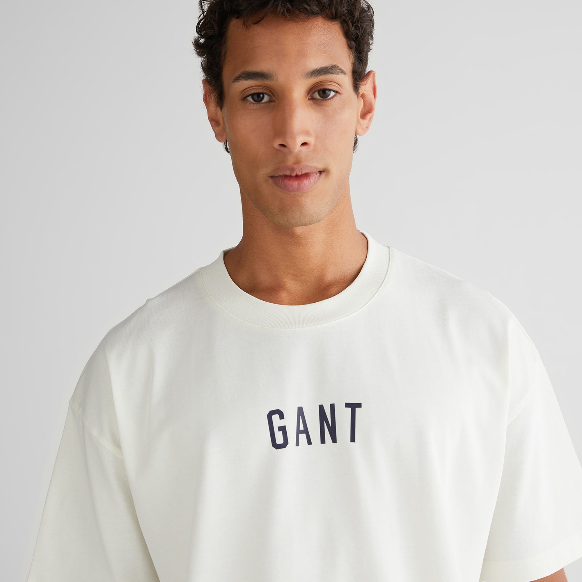 GANT Erkek Krem Relaxed Fit Bisiklet Yaka Logolu T-Shirt