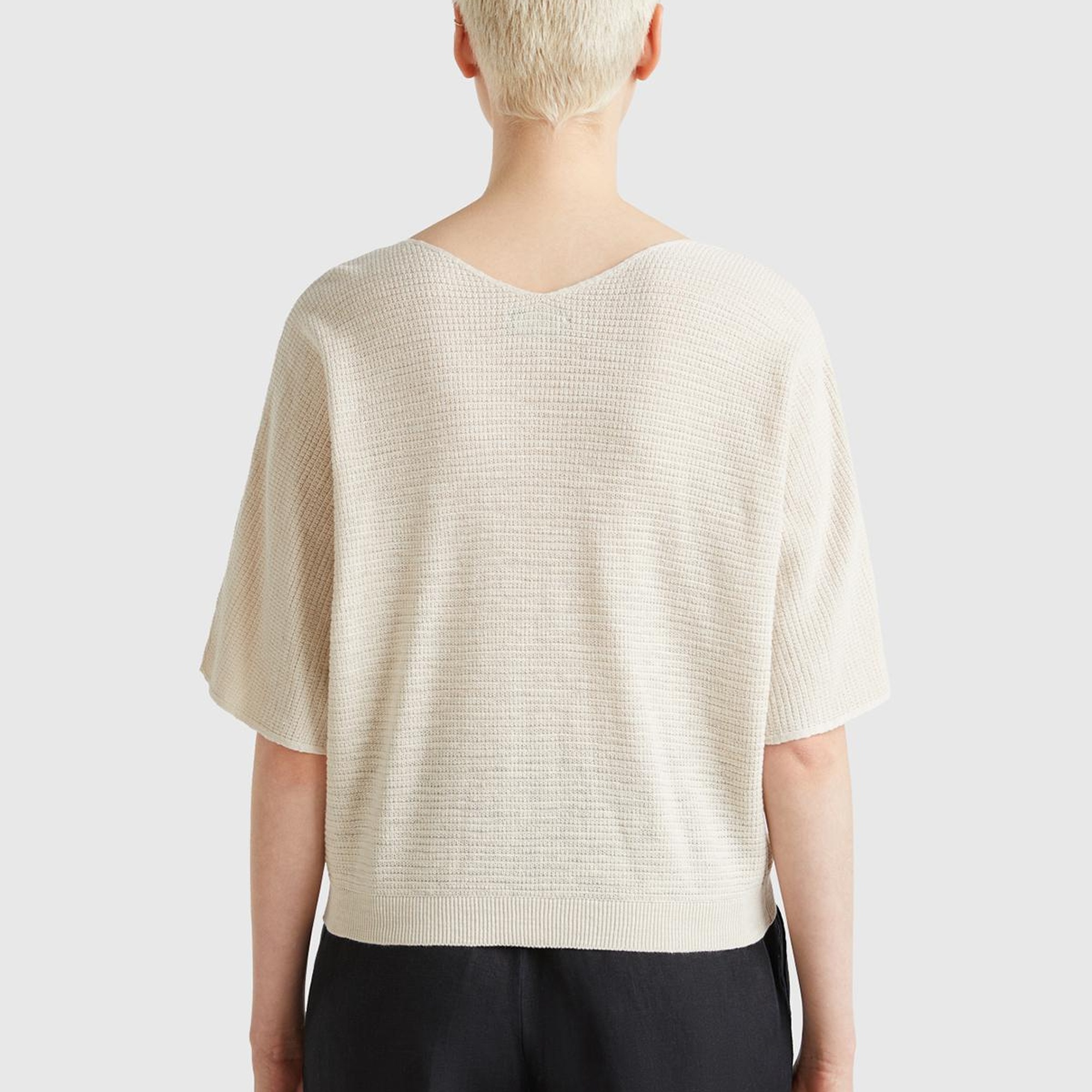 Kadın Taş Rengi Pamuk ve Keten Karışımlı Çizgili Dikişsiz V Yaka Kısa Kollu Üst