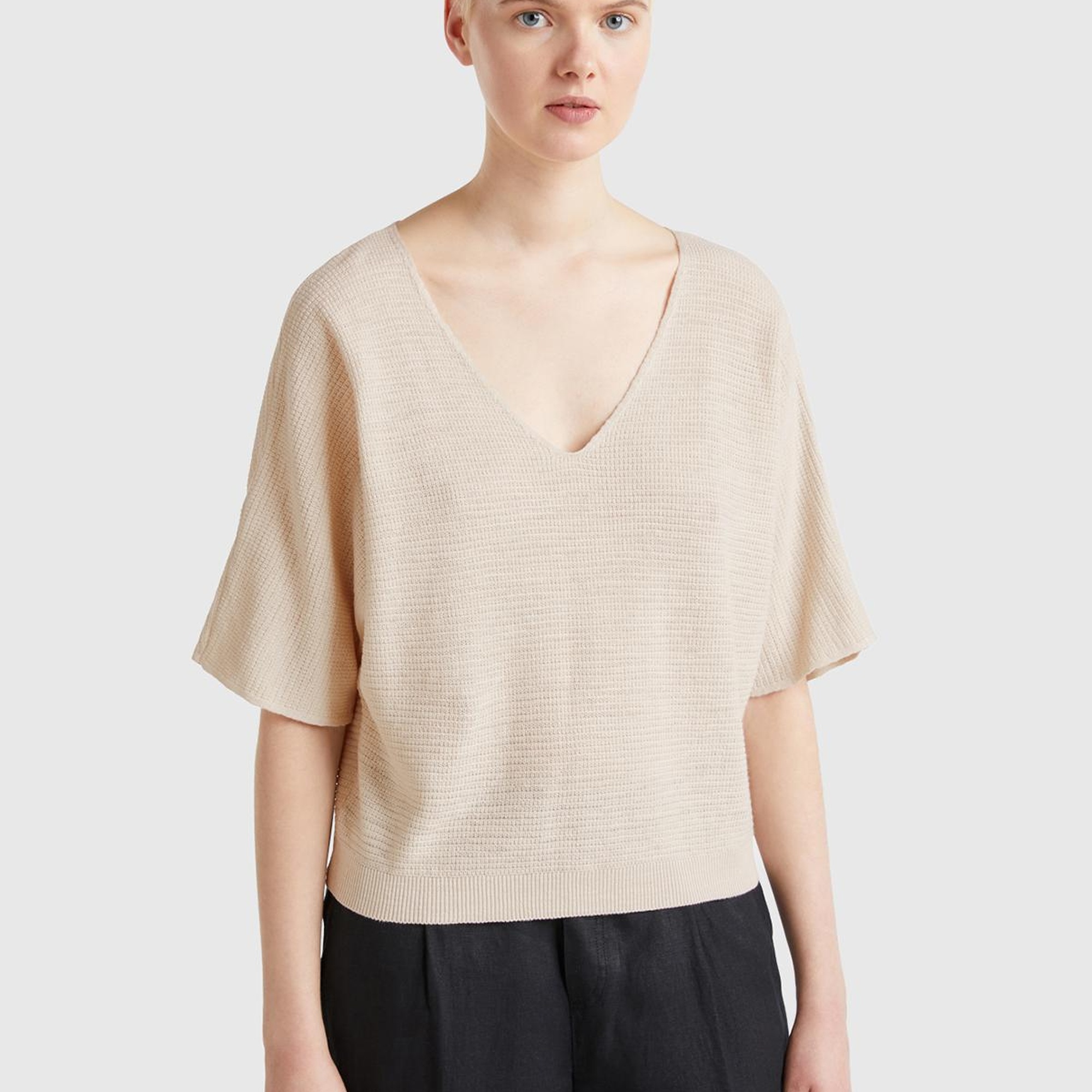 Kadın Taş Rengi Pamuk ve Keten Karışımlı Çizgili Dikişsiz V Yaka Kısa Kollu Üst