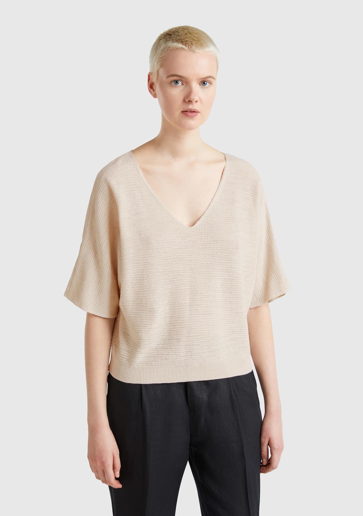  Kadın Taş Rengi Pamuk ve Keten Karışımlı Çizgili Dikişsiz V Yaka Kısa Kollu Üst