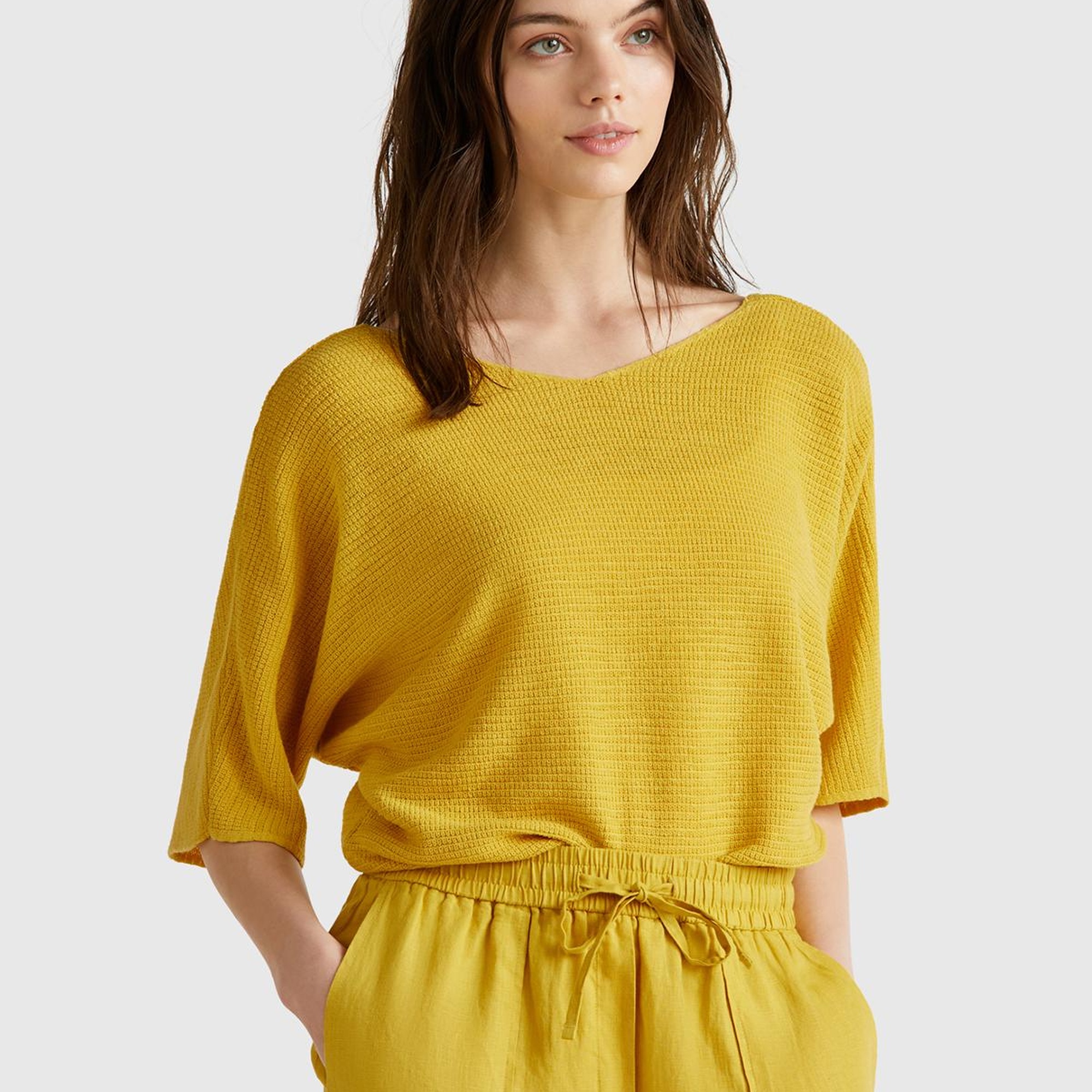 Kadın Sarı Pamuk ve Keten Karışımlı Çizgili Dikişsiz V Yaka Kısa Kollu Üst