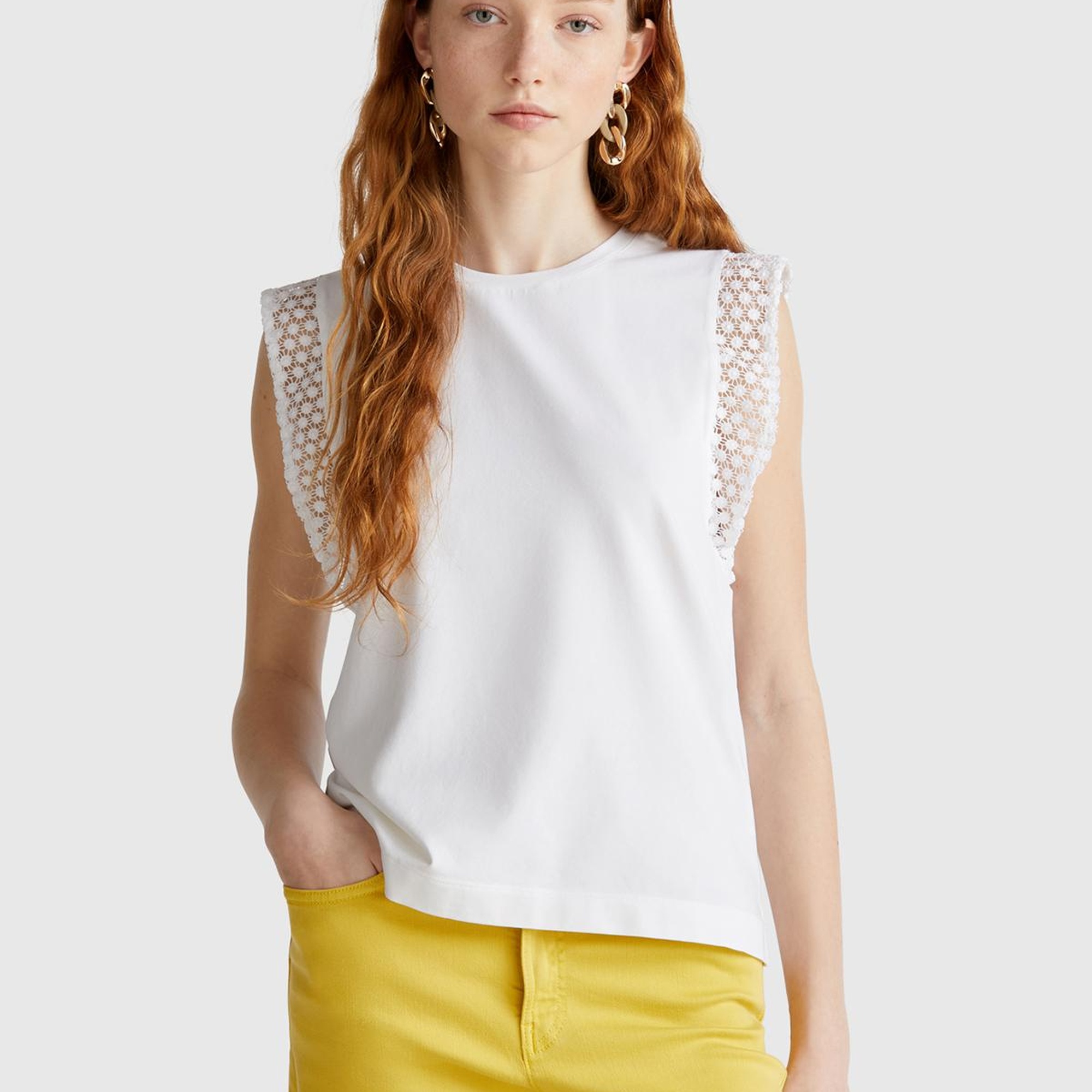 Kadın Beyaz Dantel Detaylı Kolsuz Esnek T-Shirt