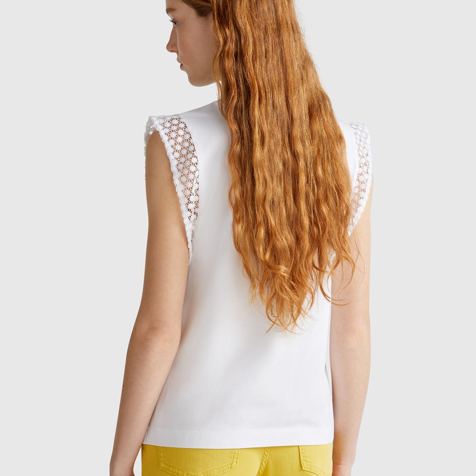 Kadın Beyaz Dantel Detaylı Kolsuz Esnek T-Shirt