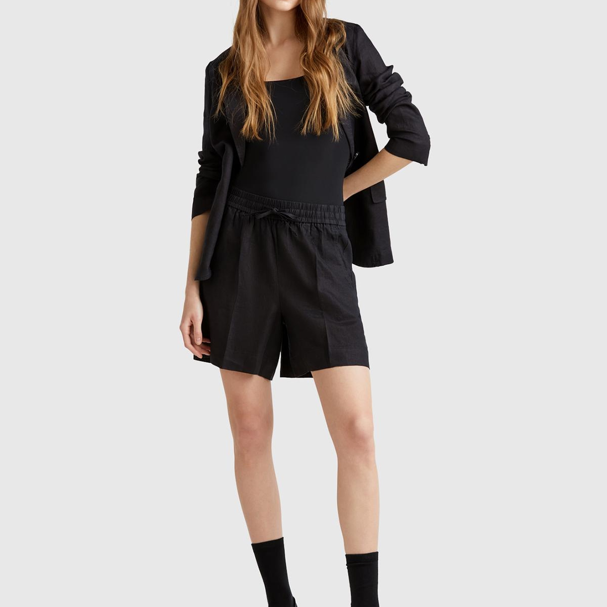 Kadın Siyah %100 Keten Büzgü İpli Cepli Bermuda Şort