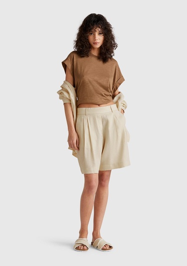  Kadın Taş Rengi %100 Keten Arka Beli Lastikli Pileli Relax Fit Bermuda Şort