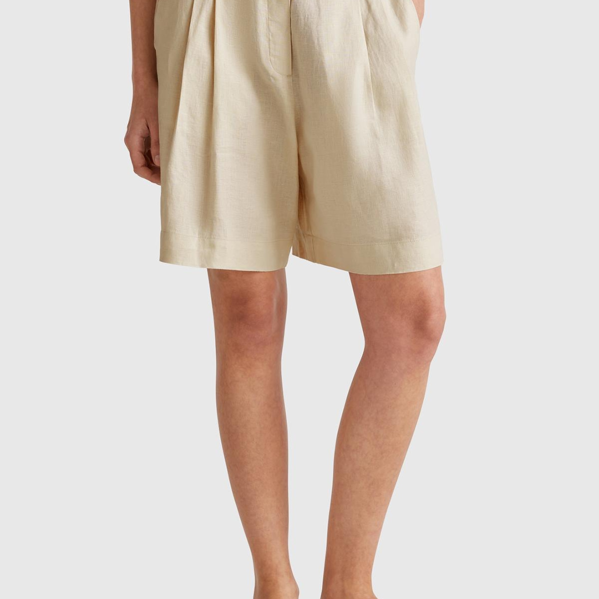 Kadın Taş Rengi %100 Keten Arka Beli Lastikli Pileli Relax Fit Bermuda Şort