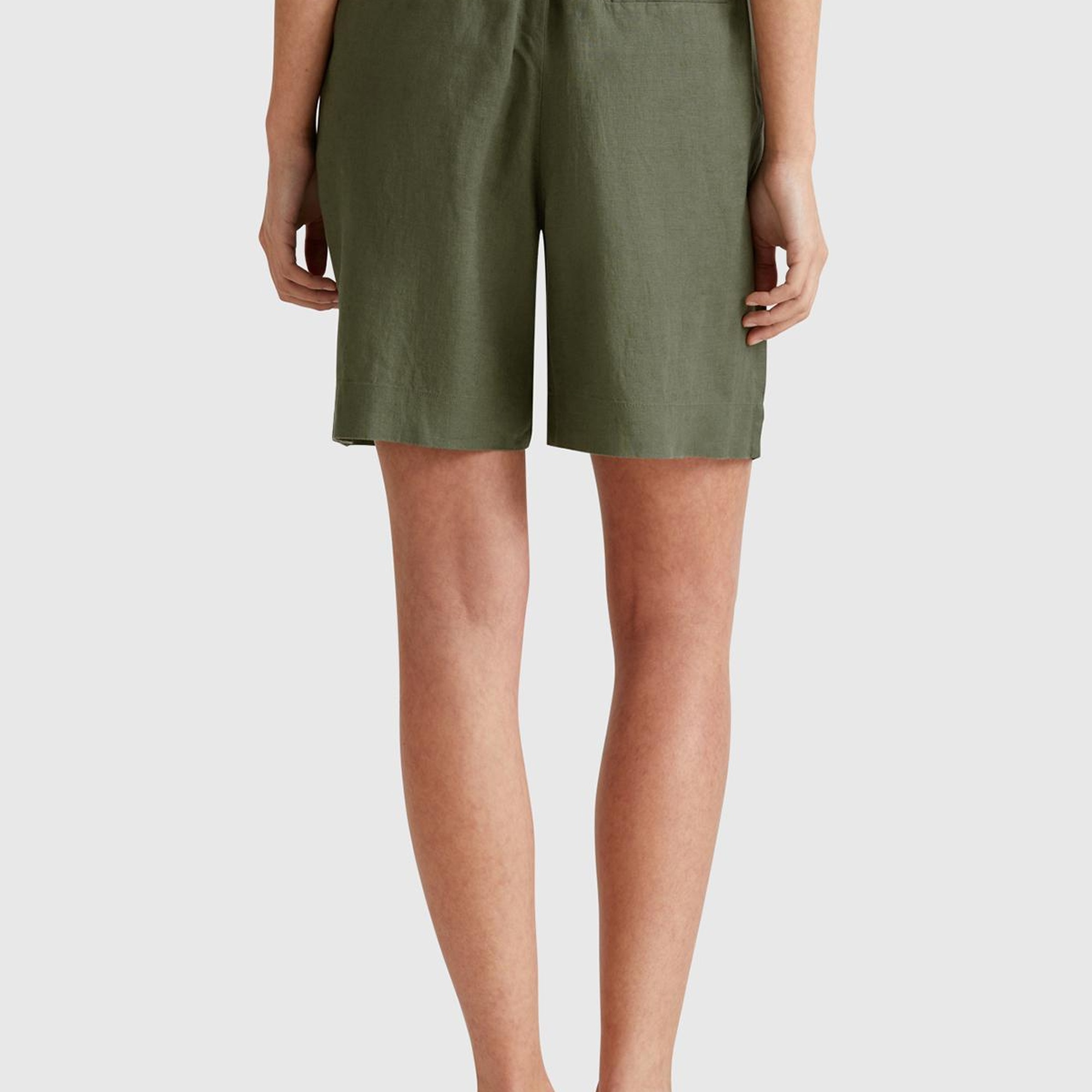 Kadın Haki %100 Keten Arka Beli Lastikli Pileli Relax Fit Bermuda Şort