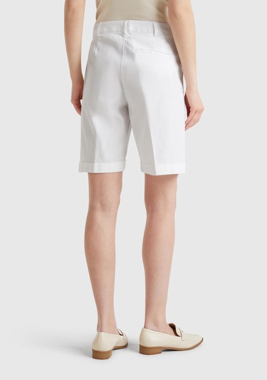  Kadın Beyaz Pamuk Karışımlı Önü Düğmeli Regular Fit Bermuda Şort