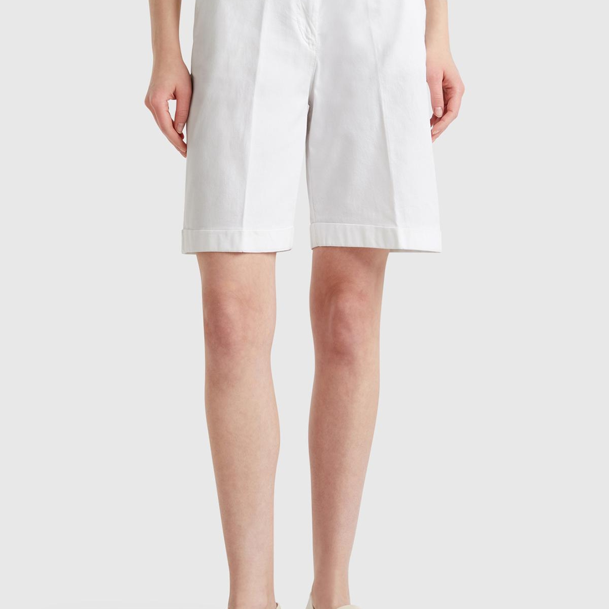 Kadın Beyaz Pamuk Karışımlı Önü Düğmeli Regular Fit Bermuda Şort