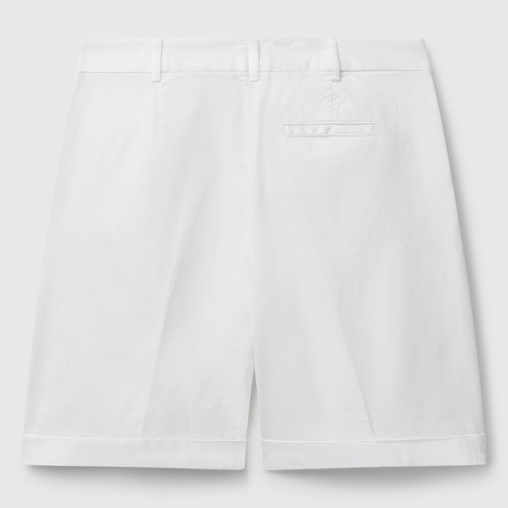 Kadın Beyaz Pamuk Karışımlı Önü Düğmeli Regular Fit Bermuda Şort