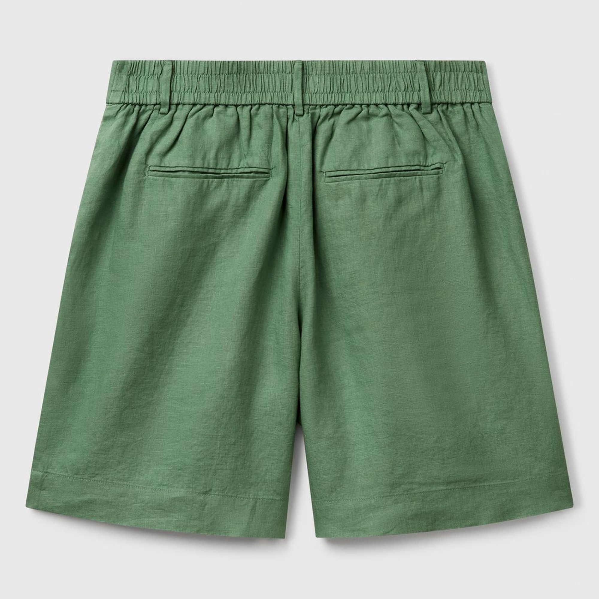 Kadın Açık Yeşil %100 Keten Arka Beli Lastikli Pileli Relax Fit Bermuda Şort