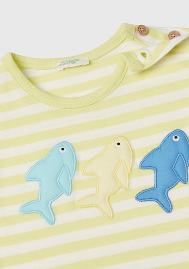  Bebek Sarı Çizgili Önü Baskılı Omzu Logo Düğmeli T-Shirt