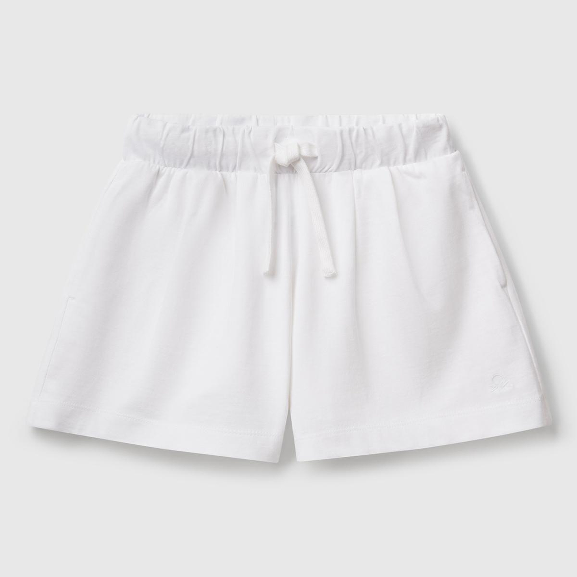 Kız Çocuk Beyaz Logo İşlemeli Beli İpli Şort