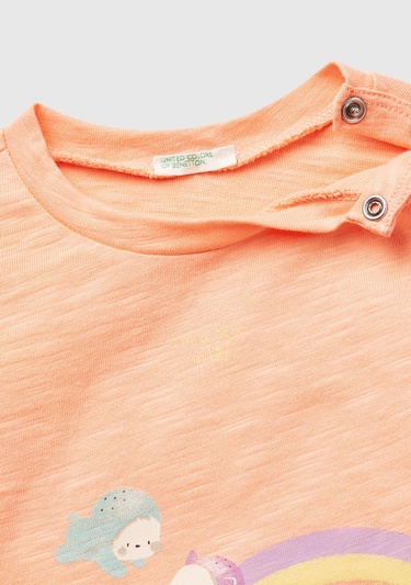  Bebek Yavruağzı Önü Baskılı Omzu Çıtçıtlı Manşet Detaylı T-Shirt