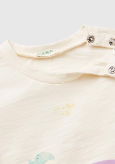  Bebek Ekru Önü Baskılı Omzu Çıtçıtlı Manşet Detaylı T-Shirt