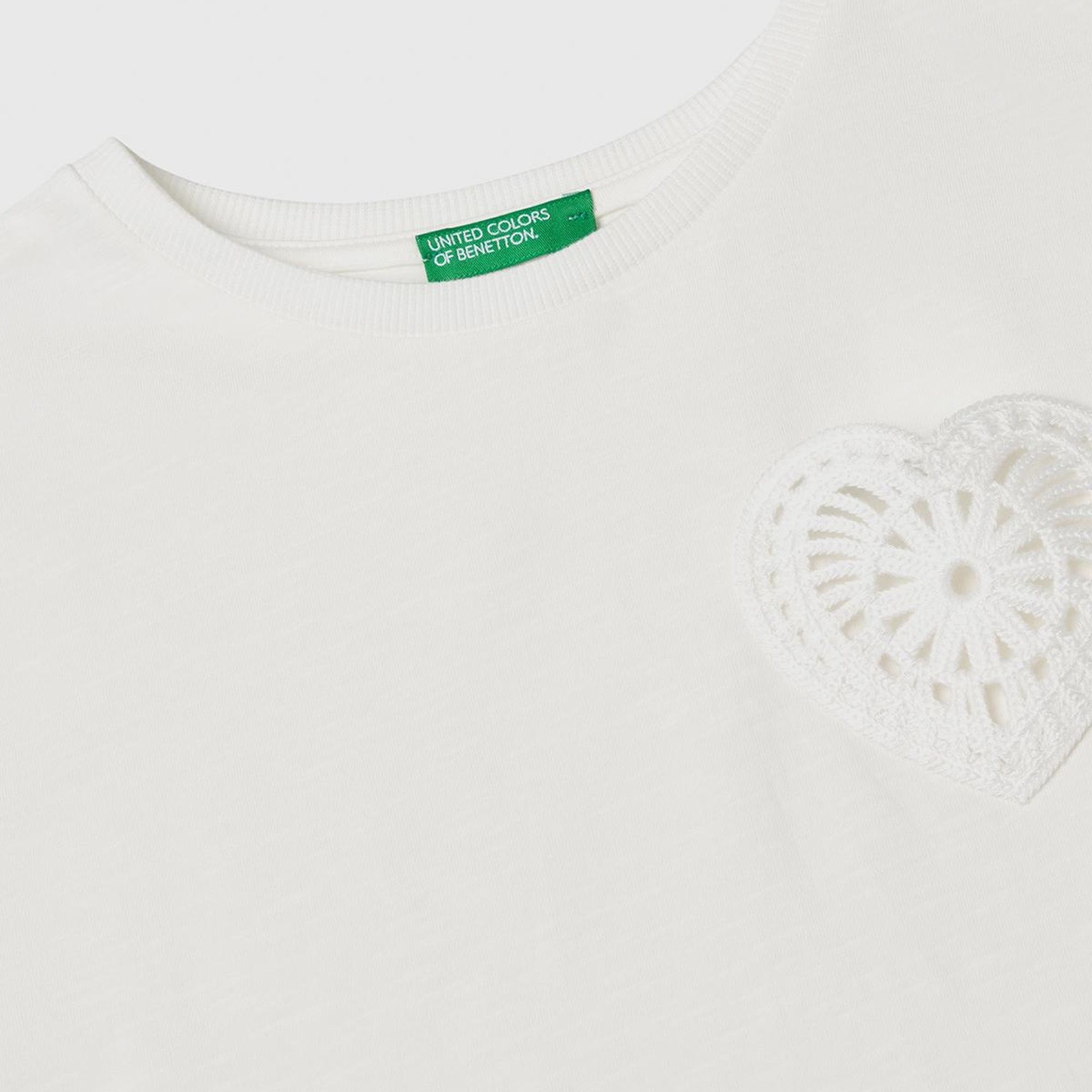 Kız Çocuk Beyaz Önü Makrome İşlemeli Arkası Logo Baskılı T-Shirt