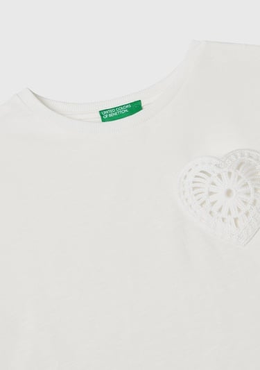  Kız Çocuk Beyaz Önü Makrome İşlemeli Arkası Logo Baskılı T-Shirt