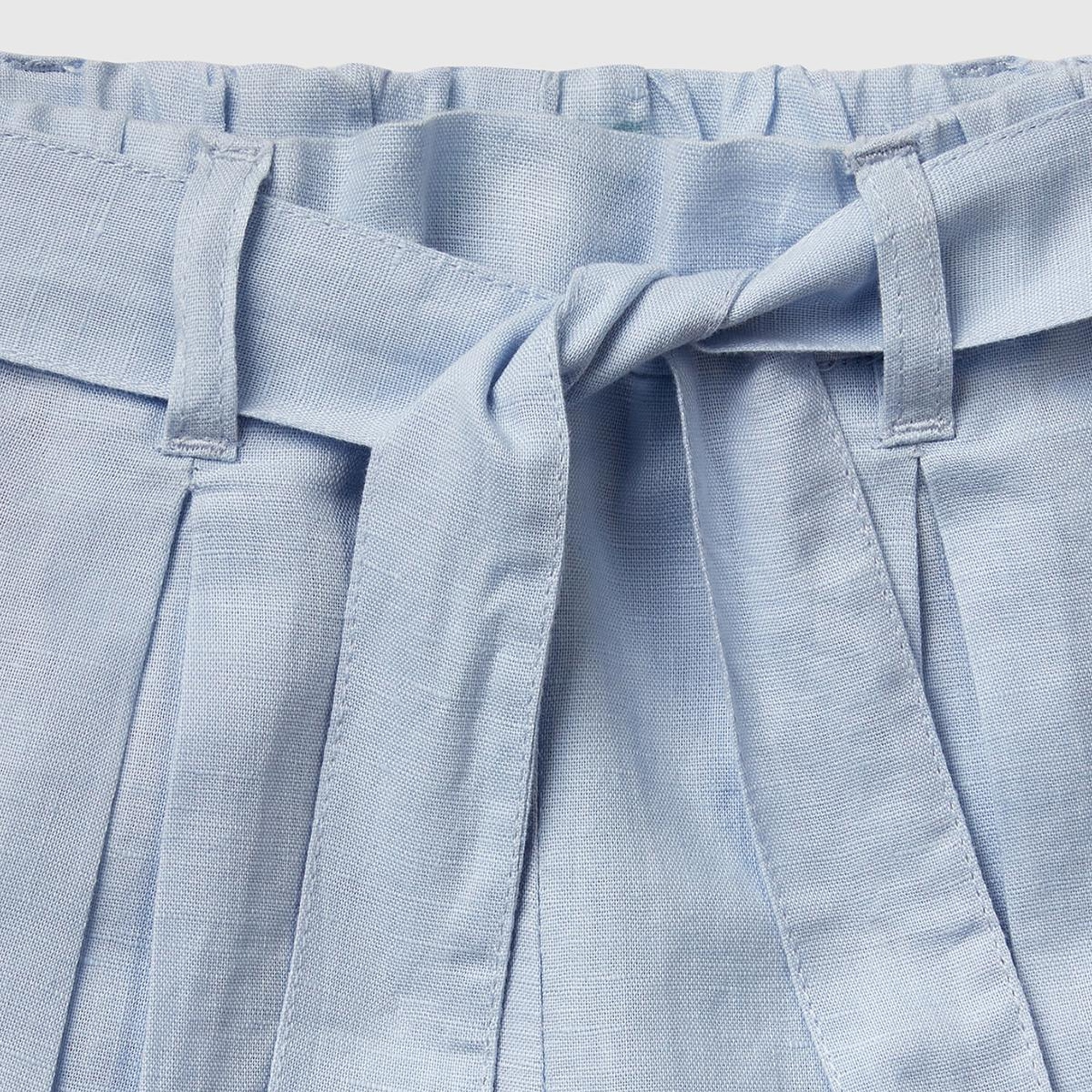 Kız Çocuk Toz Mavi Keten Karışımlı Beli Lastikli Kuşaklı Pileli Bermuda Şort