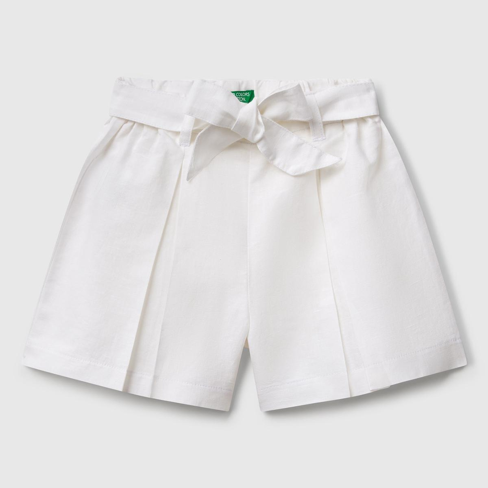 Kız Çocuk Beyaz Keten Karışımlı Beli Lastikli Kuşaklı Pileli Bermuda Şort