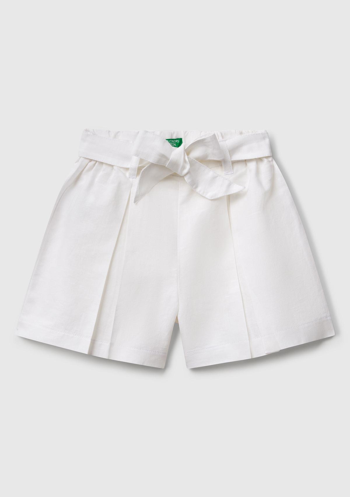  Kız Çocuk Beyaz Keten Karışımlı Beli Lastikli Kuşaklı Pileli Bermuda Şort