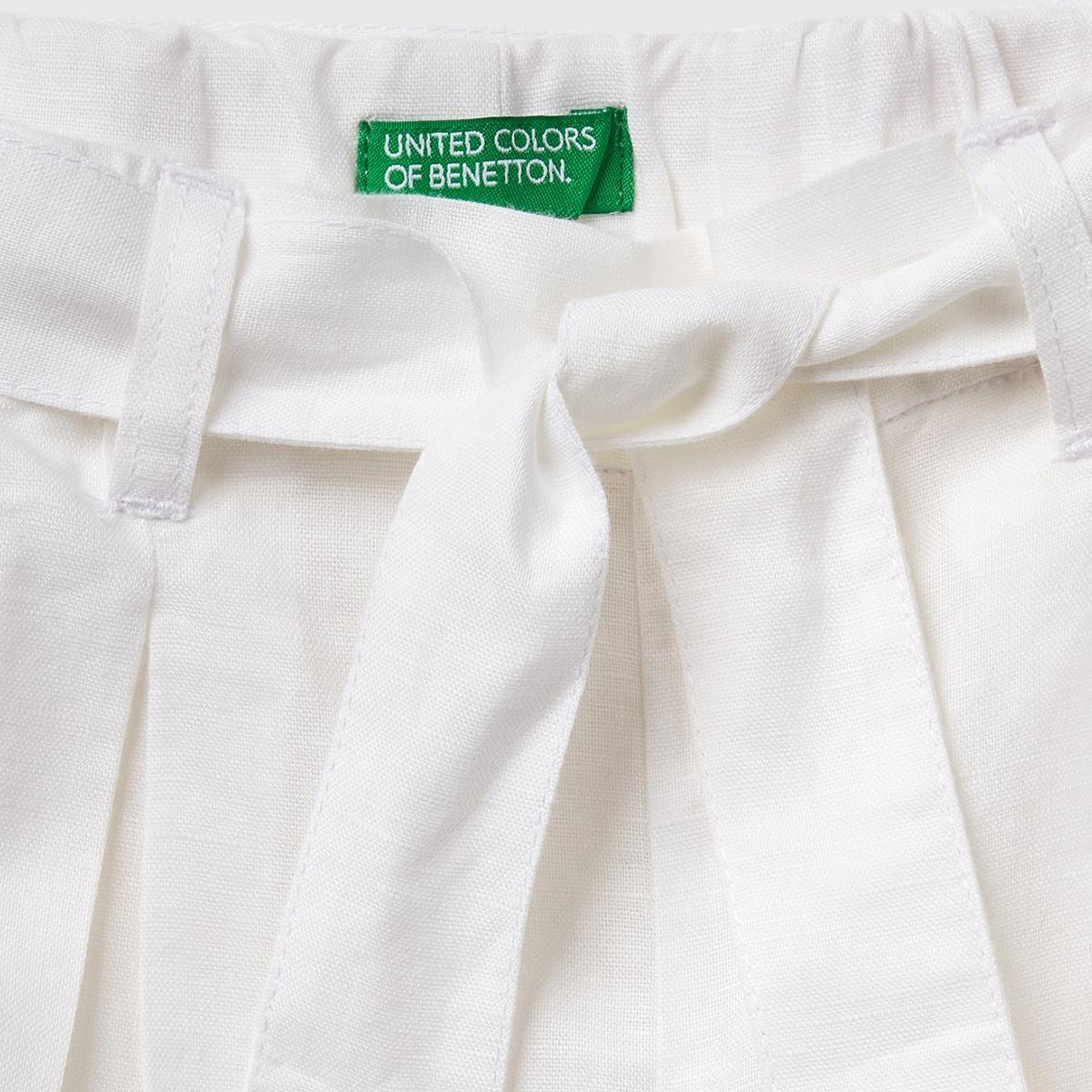 Kız Çocuk Beyaz Keten Karışımlı Beli Lastikli Kuşaklı Pileli Bermuda Şort