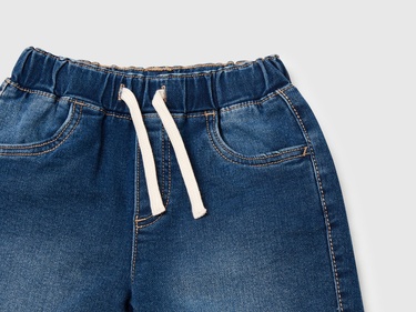  Erkek Çocuk Koyu Denim Yan Cebi Logo İşlemeli Büzgü İpli Denim Bermuda Şort