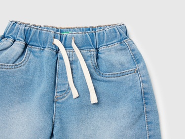  Erkek Çocuk Açık Denim Yan Cebi Logo İşlemeli Büzgü İpli Denim Bermuda Şort