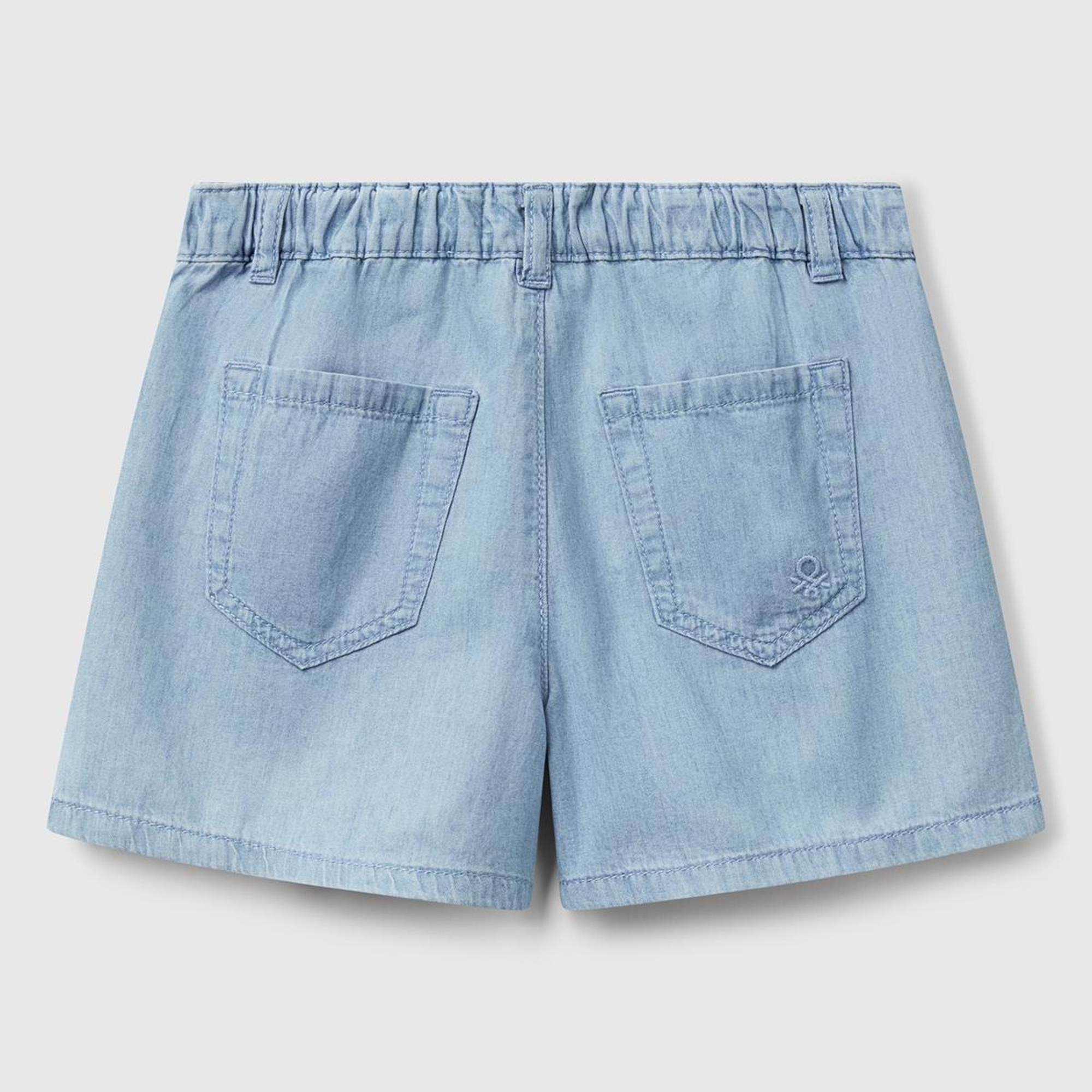 Kız Çocuk Açık Denim Arka Beli Lastikli Logo İşleme Detaylı Şönil Şort