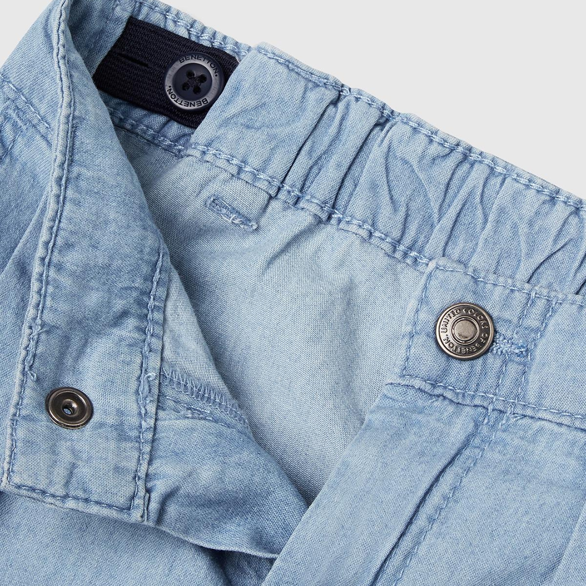 Kız Çocuk Açık Denim Arka Beli Lastikli Logo İşleme Detaylı Şönil Şort